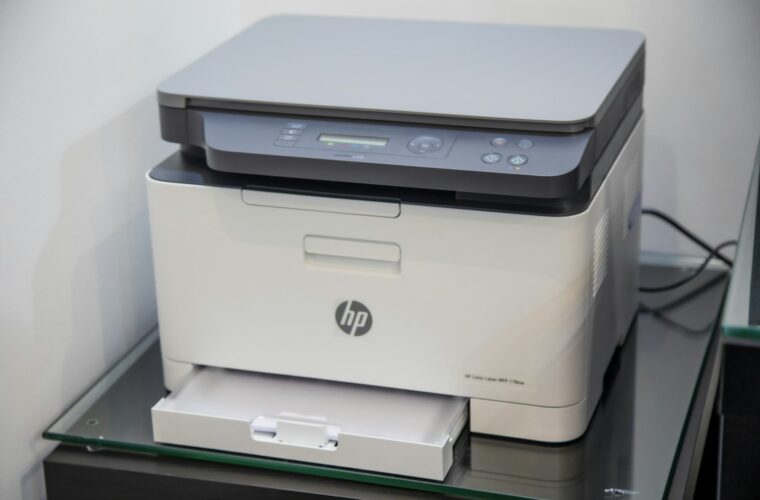 Multifunctionele printer op een kantoor met papier in de uitvoerbak