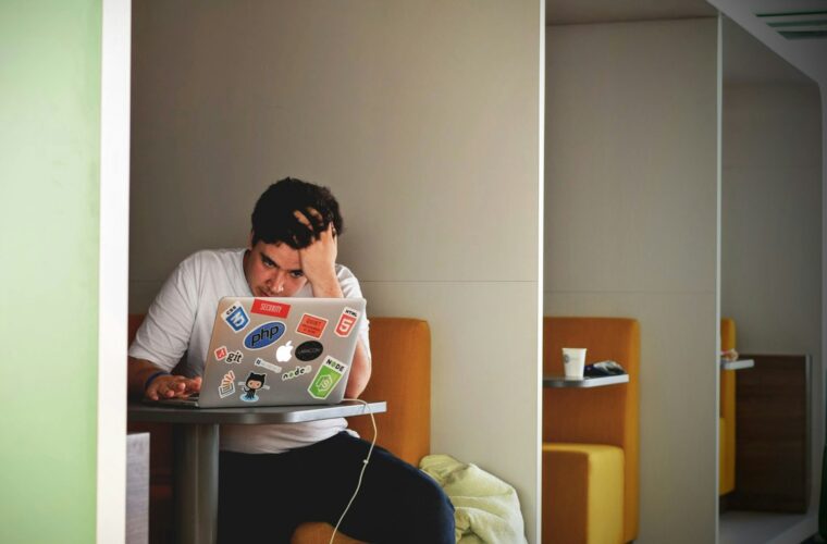 Werknemer achter een laptop op kantoor