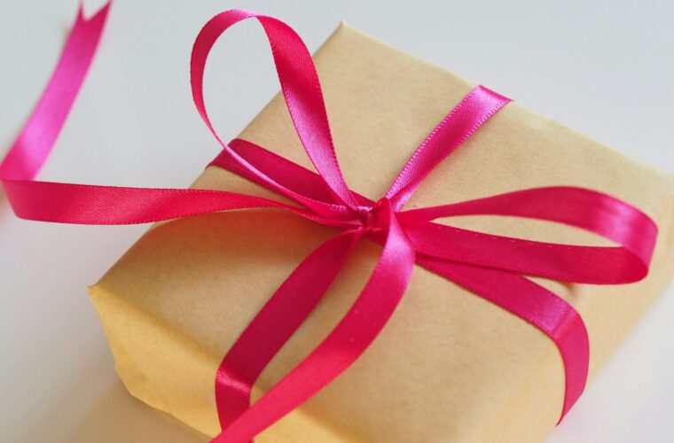 Ingepakte fles wijn als relatiegeschenk op een bureau