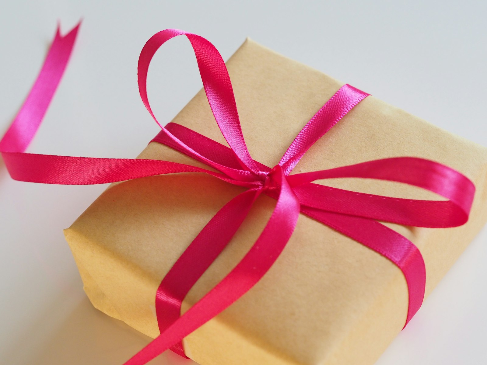 Ingepakte fles wijn als relatiegeschenk op een bureau