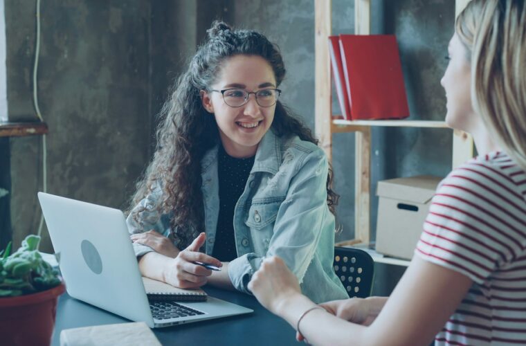 Sollicitatiegesprek aan een tafel bij een klein bedrijf