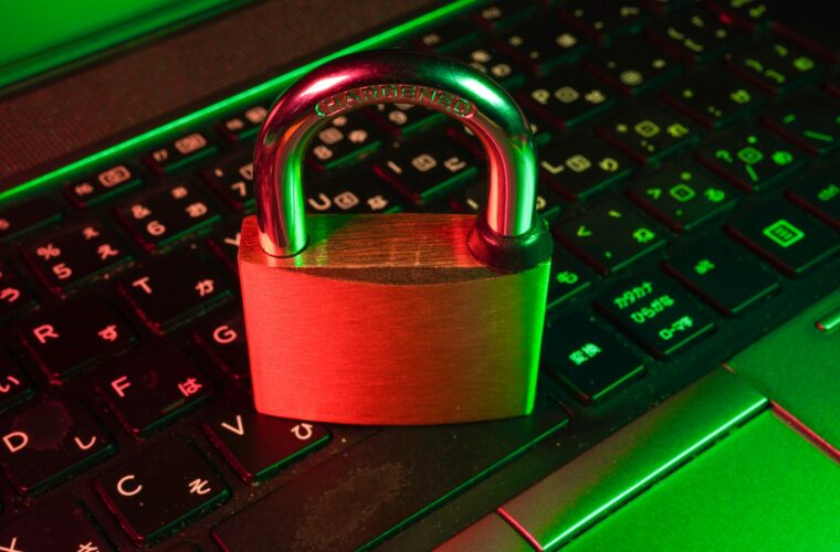 Zzp'er werkt veilig op een laptop met tweestapsverificatie op de telefoon