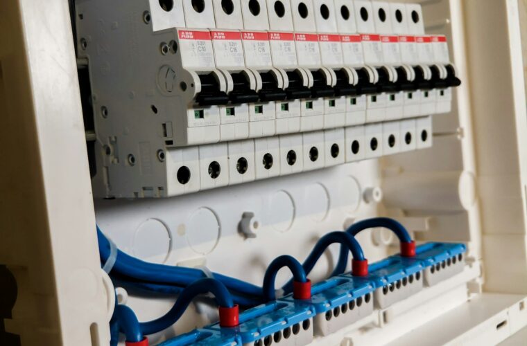 Elektriciteitsmeter en meterkast in een bedrijfspand