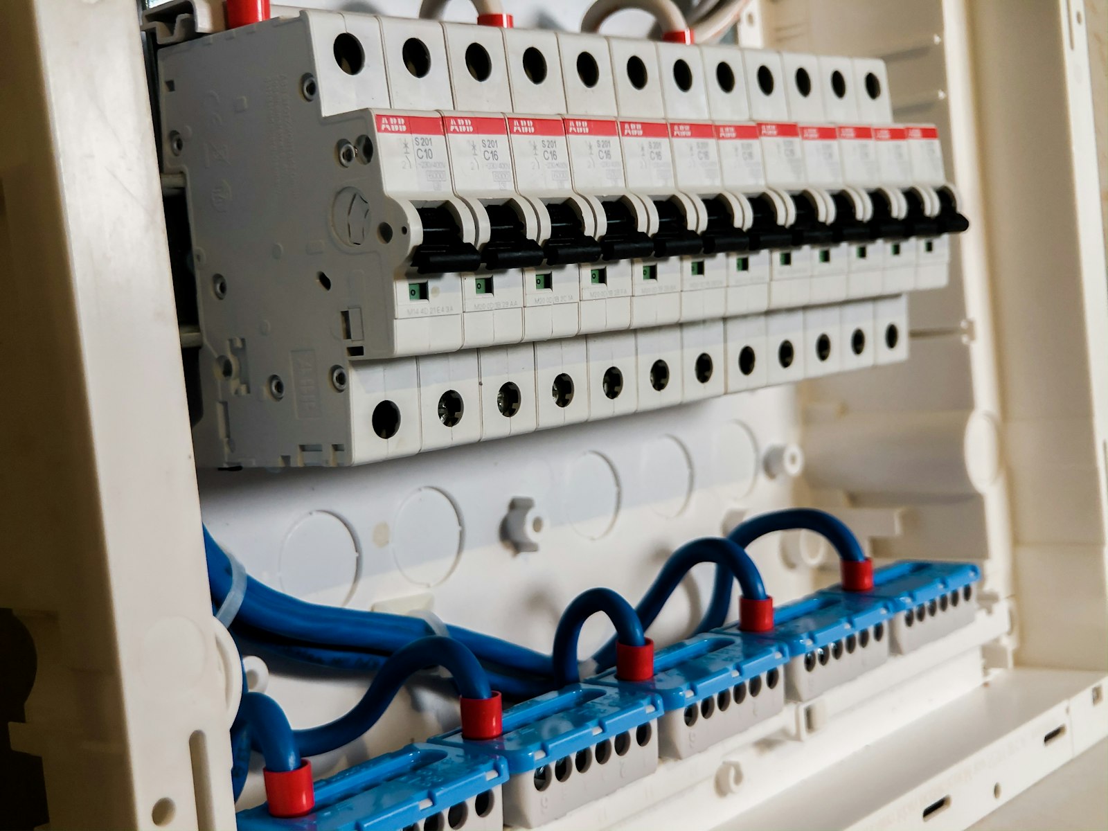 Elektriciteitsmeter en meterkast in een bedrijfspand