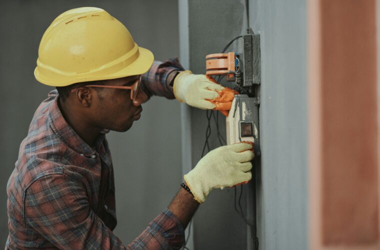 Elektrotechnicus aan het werk aan een verdeelkast