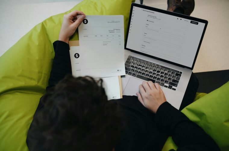 Ondernemer kijkt op een laptop naar openstaande betalingen