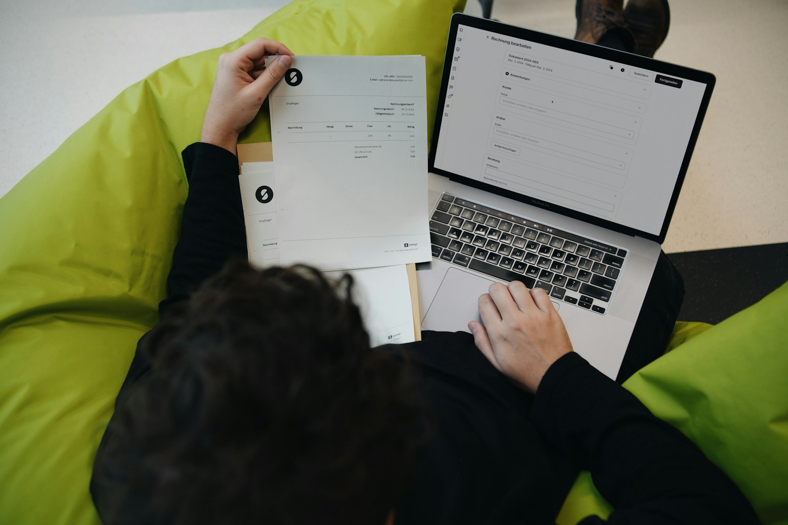 Ondernemer kijkt op een laptop naar openstaande betalingen