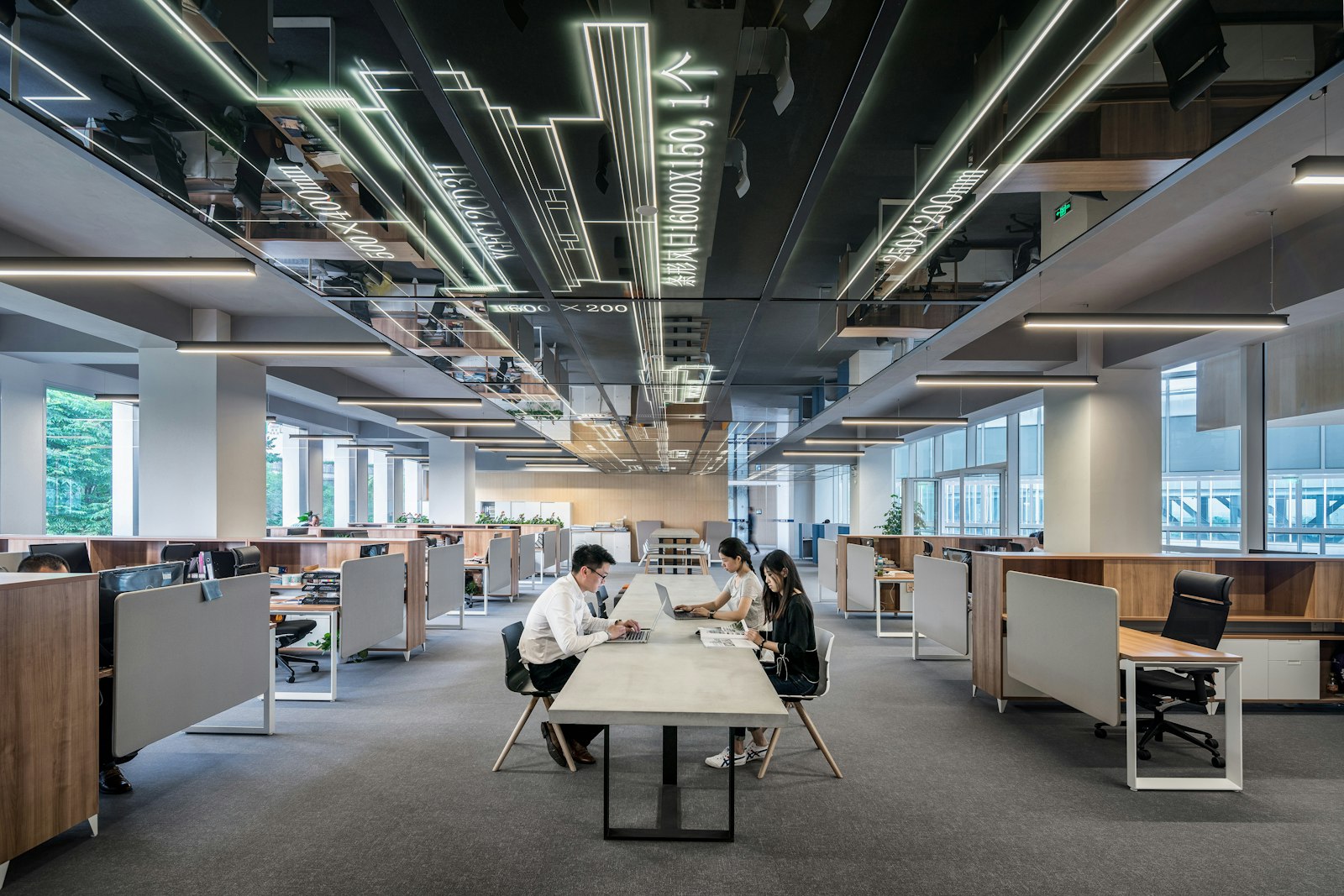 Medewerkers aan het werk in een open kantoortuin