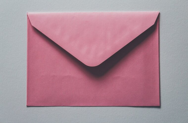 Envelop van de belastingdienst op een bureau naast een laptop