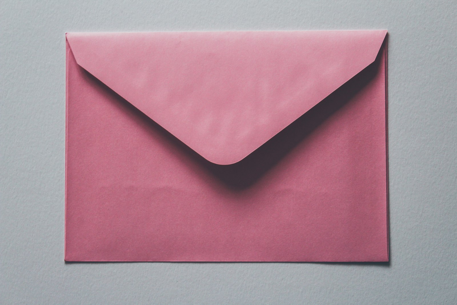 Envelop van de belastingdienst op een bureau naast een laptop