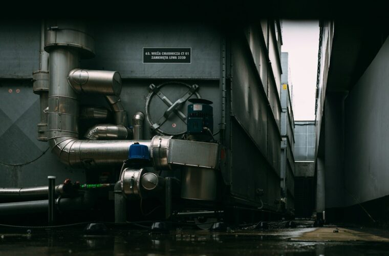 Industriële installatie met leidingen in een technische ruimte