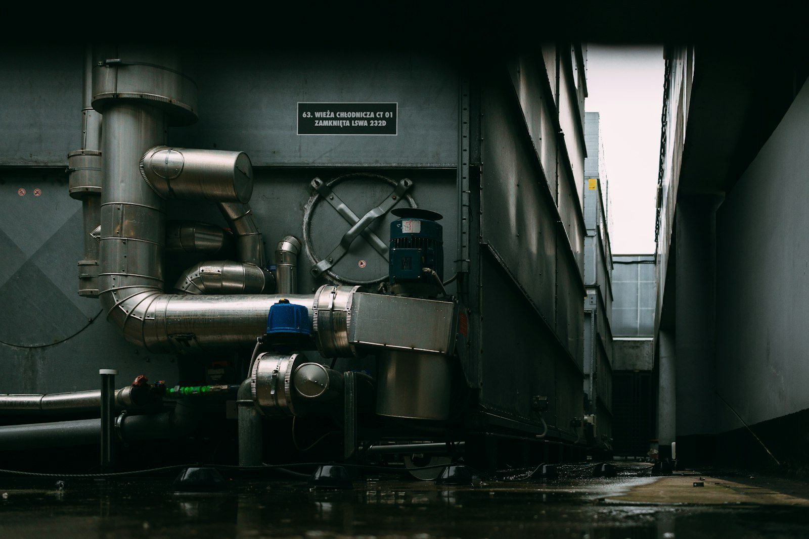 Industriële installatie met leidingen in een technische ruimte