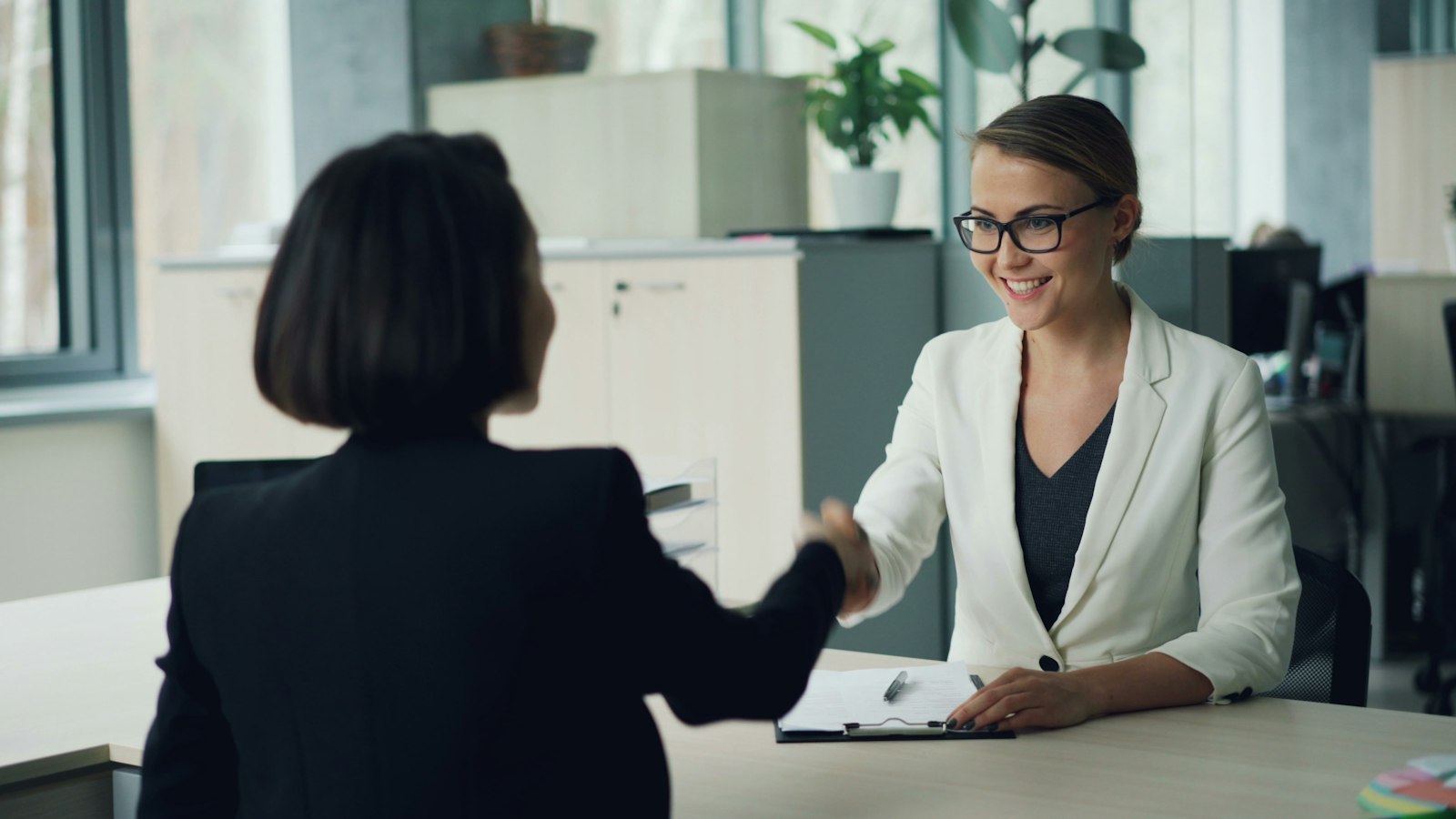 Werkgever voert een sollicitatiegesprek met een kandidaat