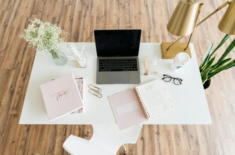 Thuiskantoor met bureau, laptop en bureaustoel bij het raam