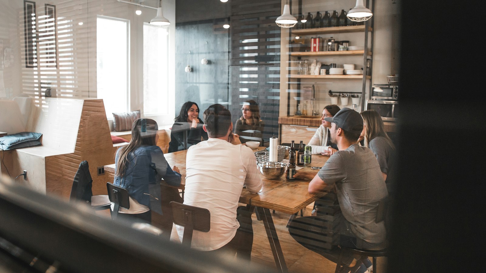 Werkgever voert een salarisgesprek met een medewerker aan tafel