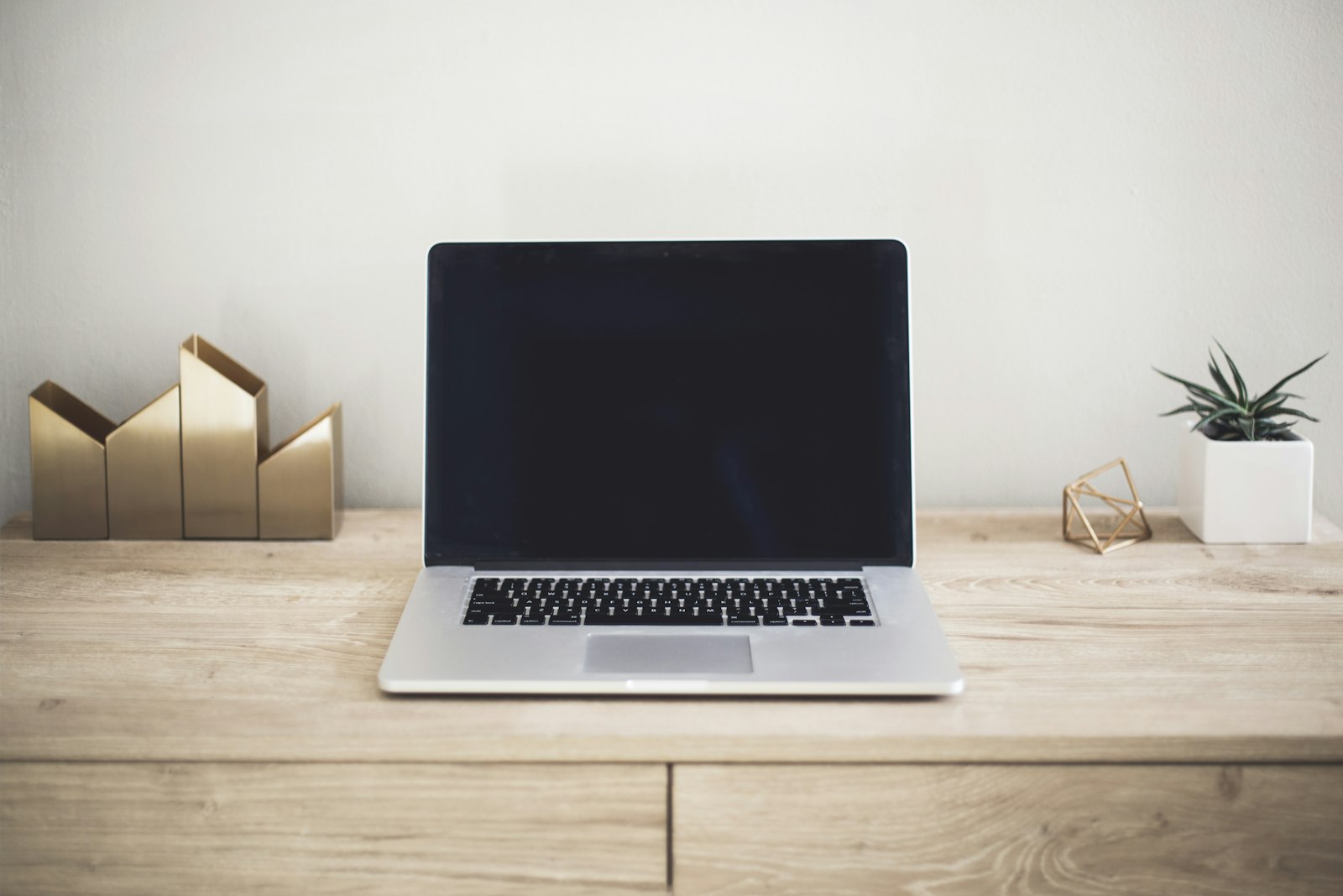 Zelfstandige ondernemer werkt aan zijn belastingaangifte op een laptop