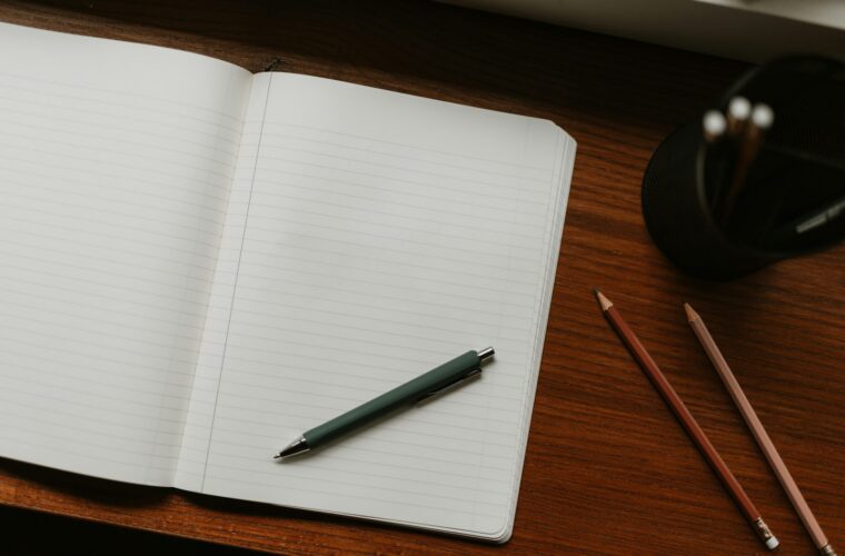 Zzp'er loopt aan tafel een checklist door met een pen en een notitieblok