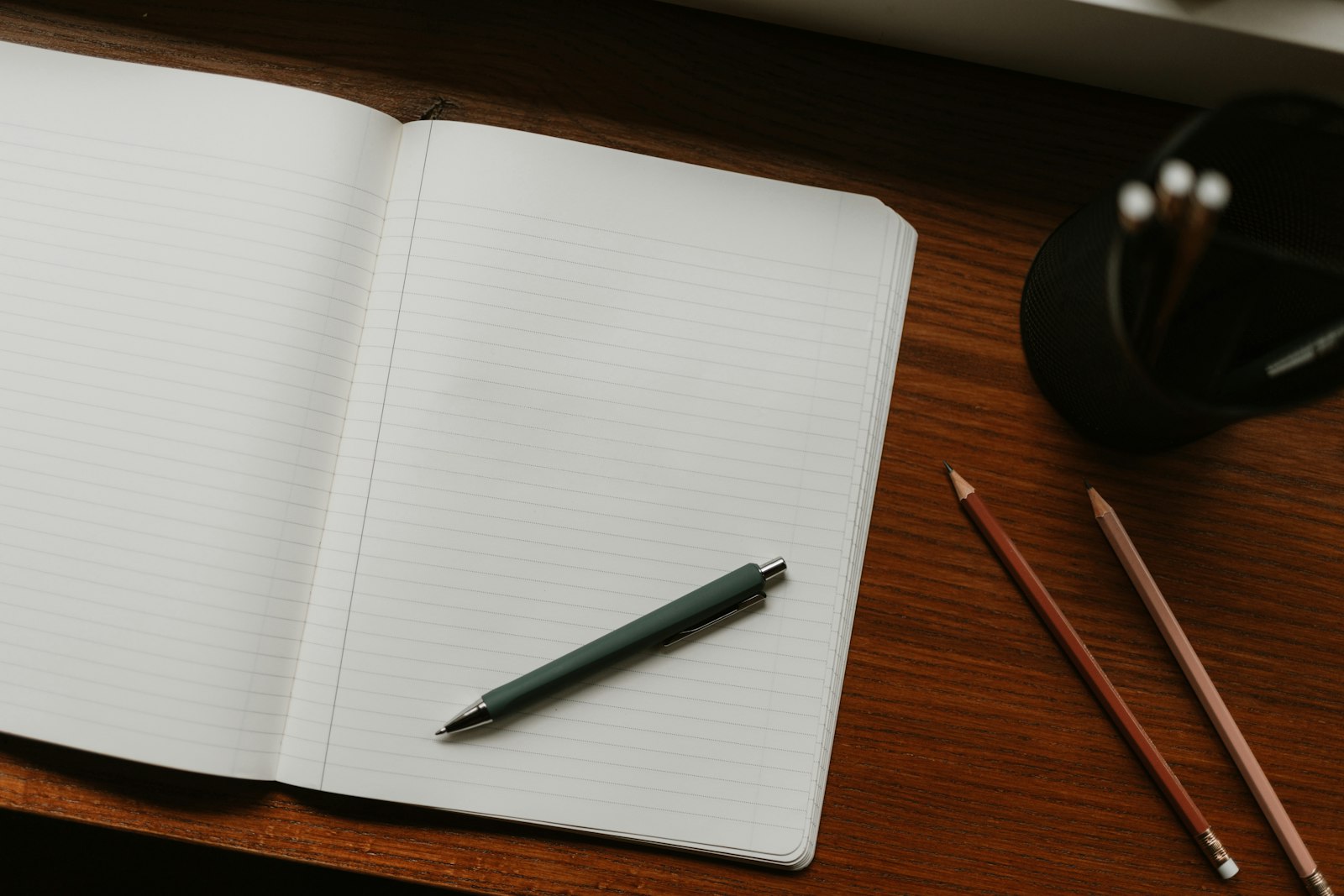 Zzp'er loopt aan tafel een checklist door met een pen en een notitieblok