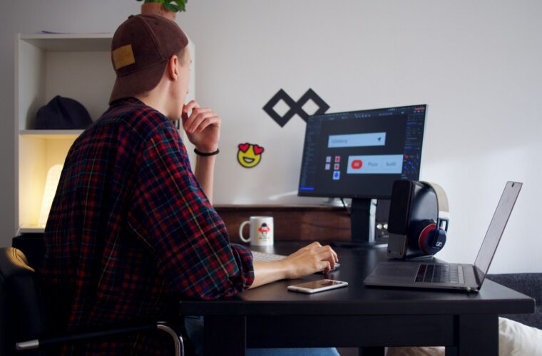 Zelfstandige werkt aan een laptop aan een bureau