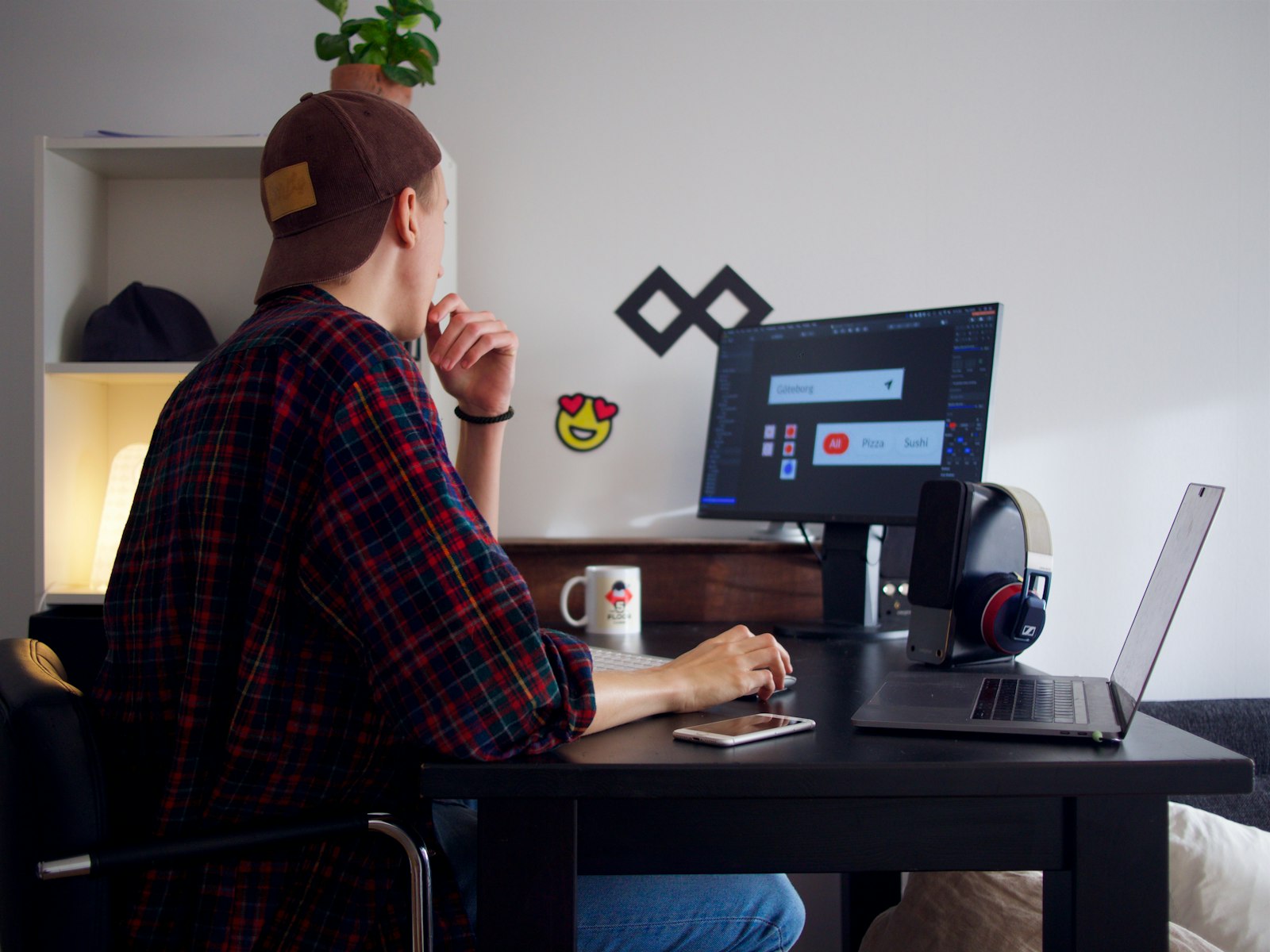 Zelfstandige werkt aan een laptop aan een bureau