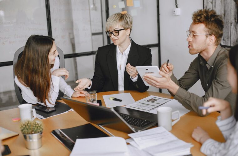 Collega's in overleg aan een vergadertafel