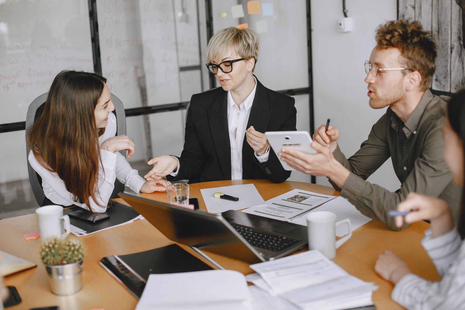 Collega's in overleg aan een vergadertafel